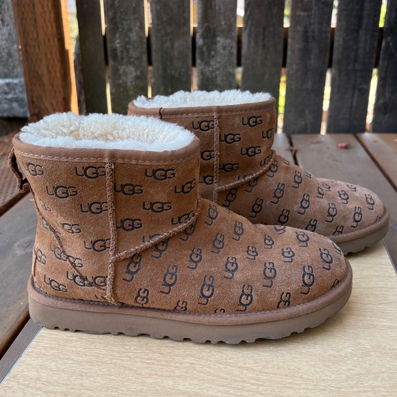 UGG Classic Mini II Embossed Logo Shearling Ankle Boots In Brown Sz 7 - Picture 1 of 14
